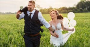 10 Best Wedding Poses for Couples
