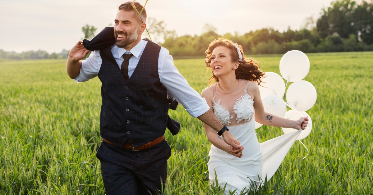 10 Best Wedding Poses for Couples